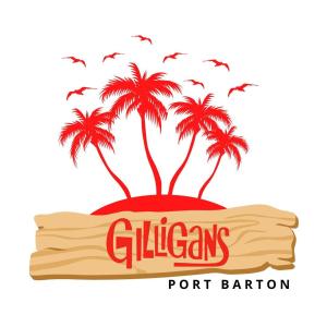 圣维森特Gilligans Port Barton Beach Resort的一片木头,上面有三棵棕榈树和鸟