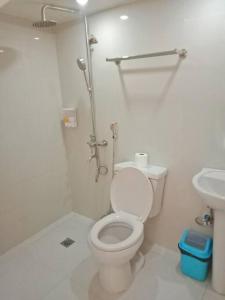 PataoDJL House Homestay -Bantayan Island的白色的浴室设有卫生间和水槽。