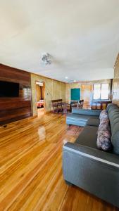 圣维森特Gilligans Port Barton Beach Resort的带沙发和木地板的客厅