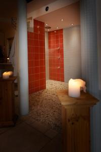 霍恩-巴特迈恩贝格Hotel Lammerts的带淋浴的浴室和台面上的蜡烛