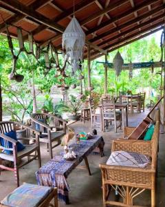 Weetebula奥罗海滩住宿加早餐旅馆的一个带桌椅和吊灯的庭院
