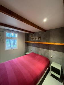奥德赛克斯奥德赛克斯简易别墅圣米格尔公园酒店 的卧室配有红色的床和墙上的标志