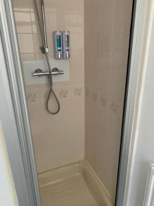 卡伦德索富瑞克旅馆的浴室里设有玻璃门淋浴