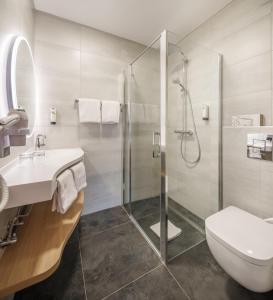 莫斯布罗恩·莱斯·拜恩斯里特霍夫特餐厅酒店的带淋浴、盥洗盆和卫生间的浴室