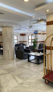 麦地那Al Ayniah Hotel的带沙发和桌子的等候室