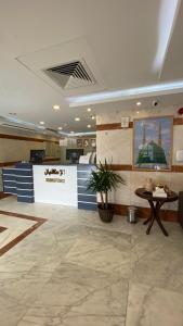 麦地那Al Ayniah Hotel的大厅,大厅里设有柜台和桌子