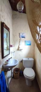 Casa Elvira的一间带卫生间和水槽的浴室