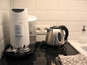 斯塔沃洛Le Baron Apartments的厨房配有台面上的咖啡壶