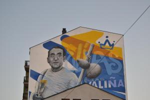 萨里亚奥卡米诺旅馆的一座建筑物边的棒球手壁画
