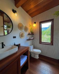 下博克特Finca Panda的一间带水槽和卫生间的浴室以及窗户。
