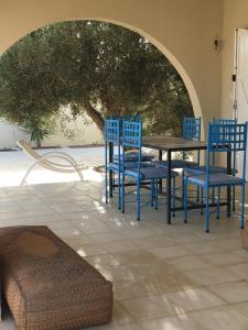 杰尔吉斯Dar A'Mina的天井上种有树,配有桌椅