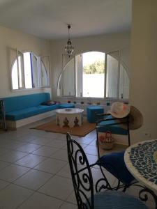 杰尔吉斯Dar A'Mina的客厅配有沙发和桌椅