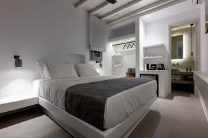 基莫洛斯岛Azure Kimolos的白色的卧室设有一张大床和一间浴室。