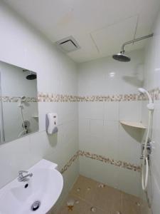 加央Noor Hotel Kangar的白色的浴室设有水槽和镜子