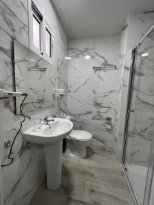 瓦伦西亚豪斯佩德尔瑞皮拉尔酒店的一间带水槽、卫生间和淋浴的浴室