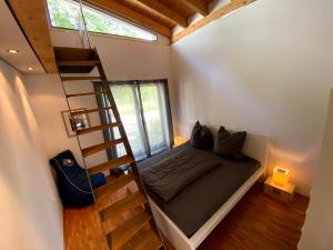 厄斯特里希-温克尔BALTHASAR RESS Guesthouse am Rebhang im Rheingau的一间卧室配有一张双层床和梯子
