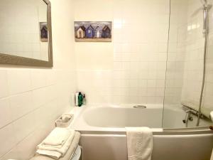 巴斯Grosvenor Apartments in Bath - Great for Families, Groups, Couples, 80 sq m, Parking的白色的浴室设有浴缸和水槽。