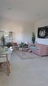 福尔摩沙Complejo Junin Dpto Planta Alta的客厅配有粉红色的沙发和桌子