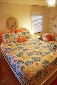 埃文Lake Front Modern Beach House-Hatteras Island的一间卧室配有一张床和被子