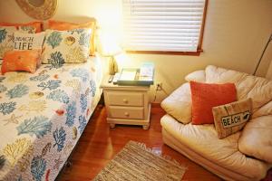 埃文Lake Front Modern Beach House-Hatteras Island的一间卧室配有一张床、一张沙发和一张桌子