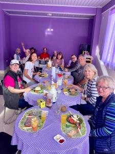 图皮萨El Grano De Oro Hotel的一群坐在餐桌上吃食物的人