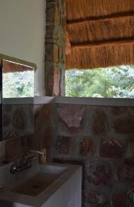 RwinkwavuRutete Eco Lodge的一间带水槽和石墙的浴室