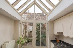 伊普尔Maison Rose的厨房设有带玻璃屋顶的温室