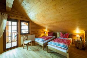 伊尔森堡Chalet zum Salamander的小木屋内一间卧室,配有两张床