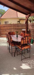 萨利波图尔safari village case 29的桌椅、桌子和围栏