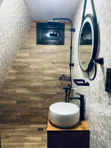 巴统Darchi • დარჩი的一间带水槽和镜子的浴室