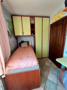 AteletaVilla Giulia的一间带床和黄色橱柜的小卧室