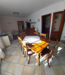 AteletaVilla Giulia的客厅配有一张木桌和椅子