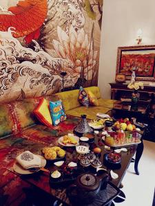 拉巴特Dar Chrifa的沙发上摆放着食物的桌子