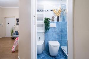 热那亚My Sweet Home的一间带卫生间的浴室和蓝色瓷砖墙