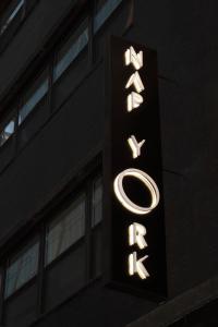 纽约Nap York Central Park Sleep Station的大楼一侧酒店标志