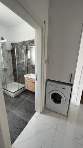 北尼科西亚Tetris Apartment Spacious Comfortable的一间带洗衣机和淋浴的浴室