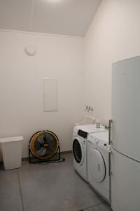霍尔斯贝克Landlord的洗衣房配有洗衣机和冰箱