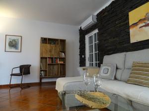 米尔芳提斯城BRIGHT AMBIENCE by Stay in Alentejo的带沙发和砖墙的客厅
