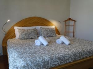 米尔芳提斯城BRIGHT AMBIENCE by Stay in Alentejo的一间卧室配有一张大床和四个枕头