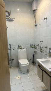 阿哈达فيلا قمرية الهدا的白色的浴室设有卫生间和水槽。