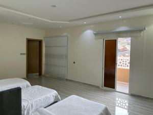 阿哈达فيلا قمرية الهدا的客房设有两张床和窗户。