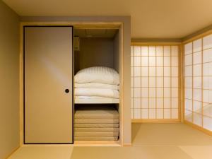 鸭川市Rakuten STAY VILLA Kamogawa Building D with Terrace and sauna Capacity of 10 persons Pets allowed的带衣柜和床的房间