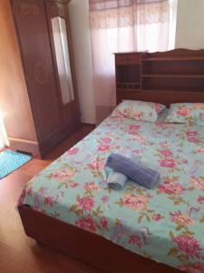 Rodrigues IslandLa Belle du Sud的一间卧室配有一张蓝色的床
