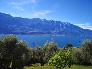 利莫内-苏尔加达Appartamenti Helios的享有大片水域和山脉的景色