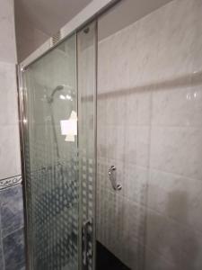 韦斯卡Cómoda vivienda en Huesca的浴室里设有玻璃门淋浴