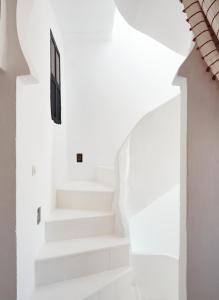 艾西拉Dar Said的白色建筑中的一个楼梯,带有窗户