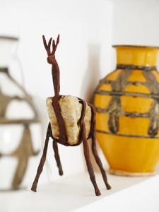 艾西拉Dar Said的花瓶旁蚂蚁的金属雕像