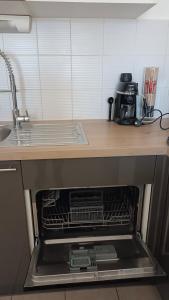 贝济耶Les soleiades的厨房配有开放式洗碗机、水槽