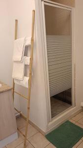 贝济耶Les soleiades的窗户客房内的毛巾梯