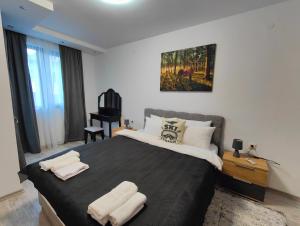 切佩拉雷Апартамент РАЯ的一间卧室配有一张大床和两条毛巾